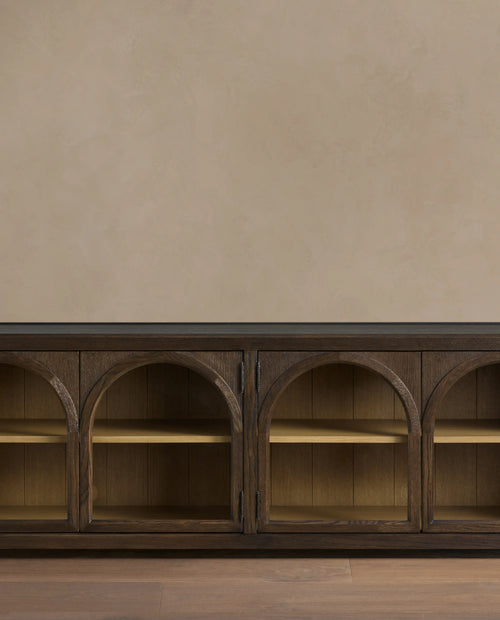 Masif meşe gövdeli, modern plinth tabanlı Verony Medya Konsol ön görünümü.