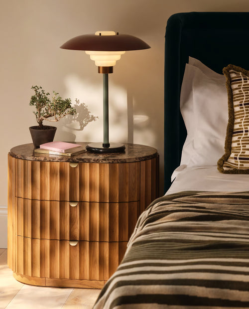 Kommode aus Holz für die Nacht