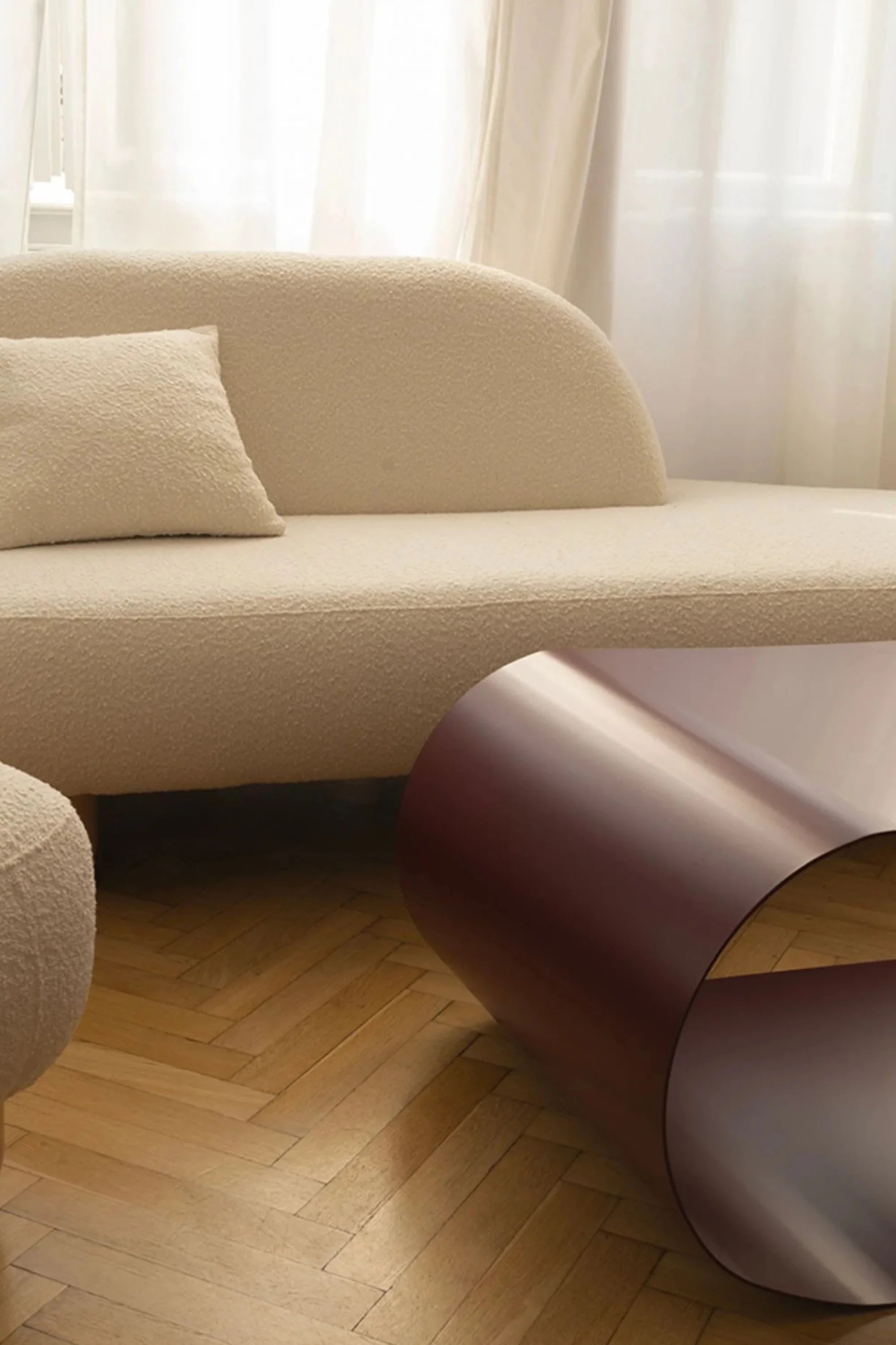  Minimalist çizgilere sahip, masif meşe ayaklı ve bouclé kumaş kaplı Alin Berjer.
