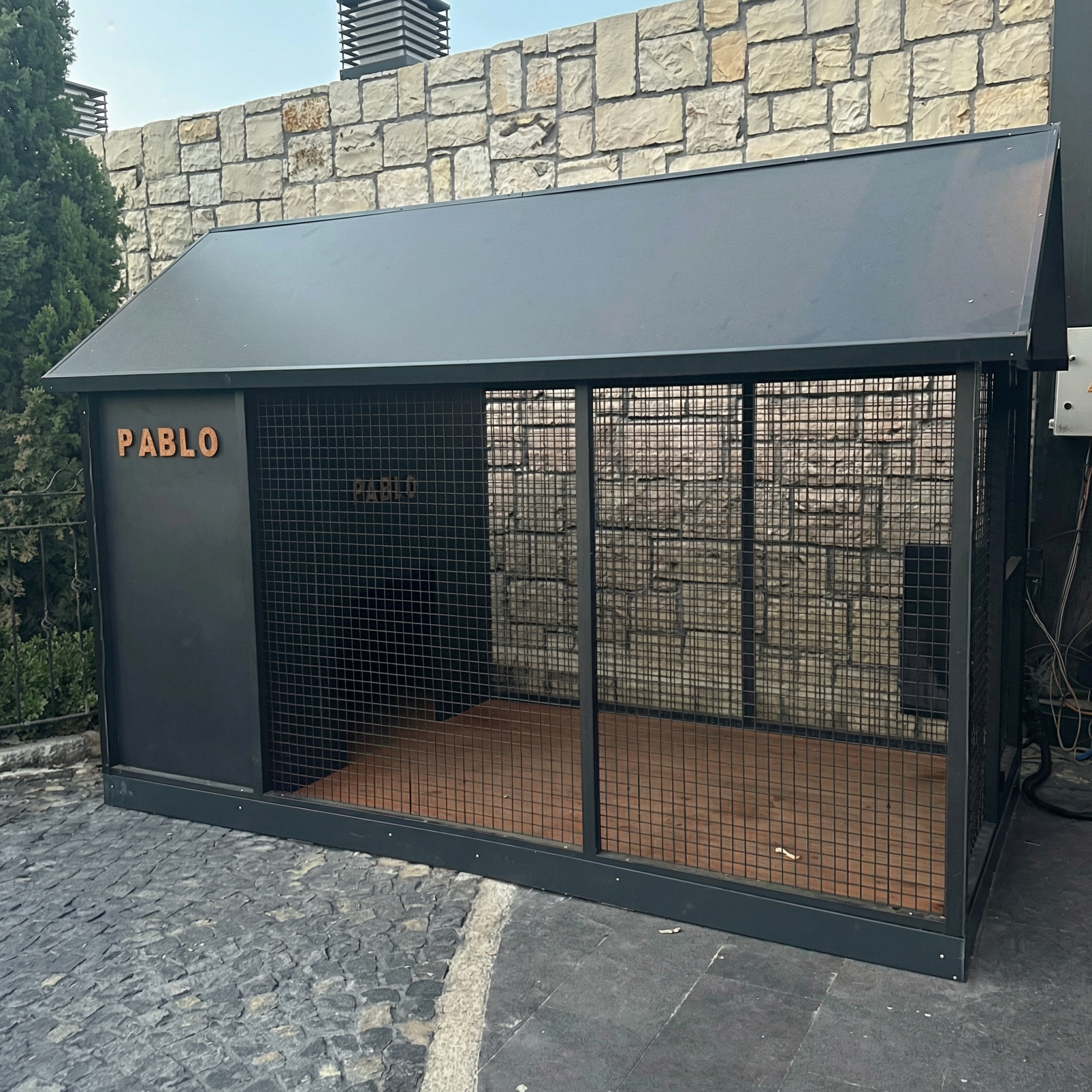 Pablo Metal Dog House