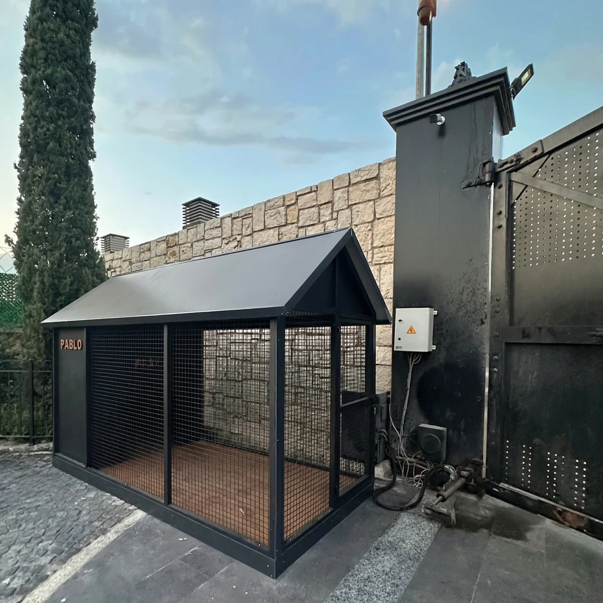 Pablo Metal Dog House