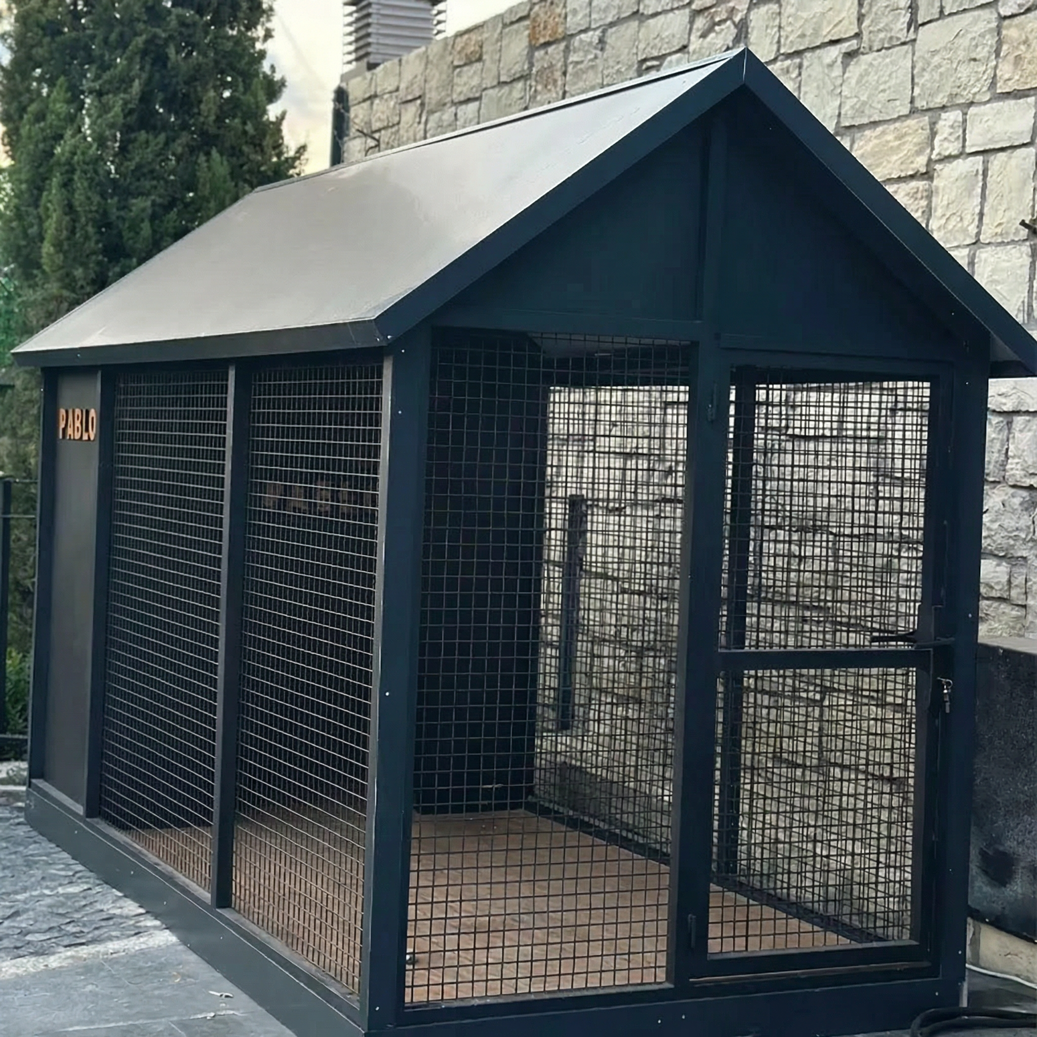 Pablo Metal Dog House