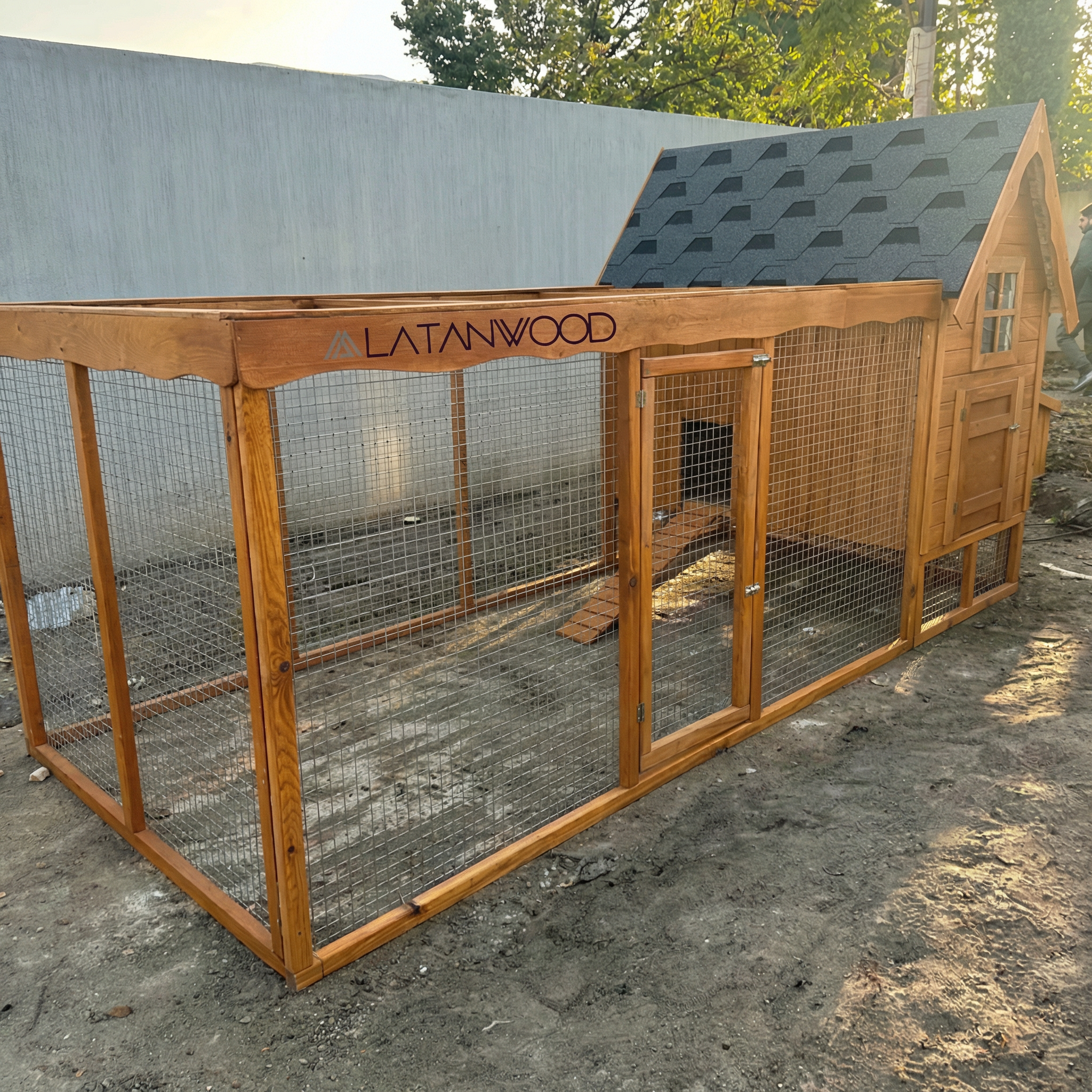 Sahilevleri Hühnerhütte aus Holz