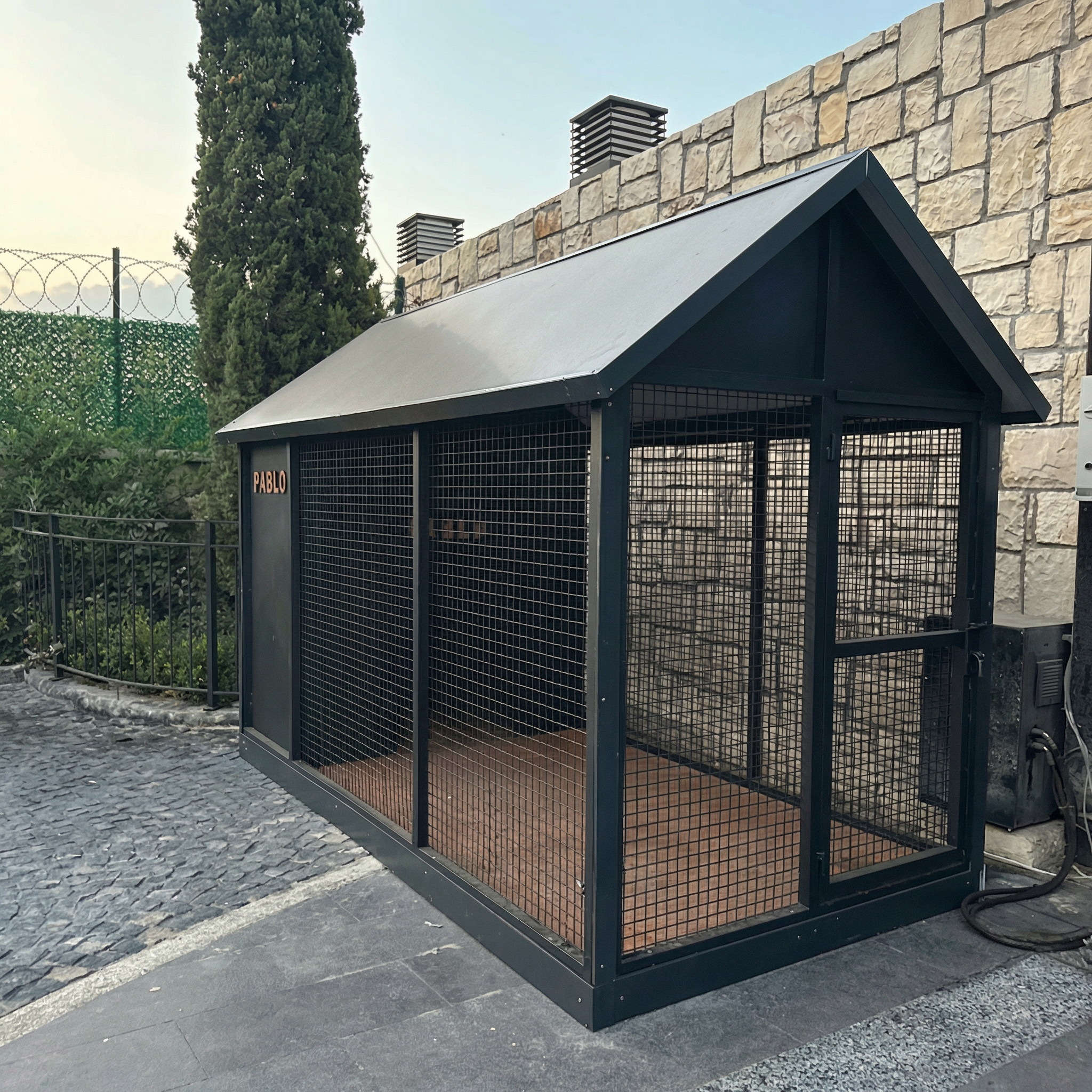 Pablo Metal Dog House