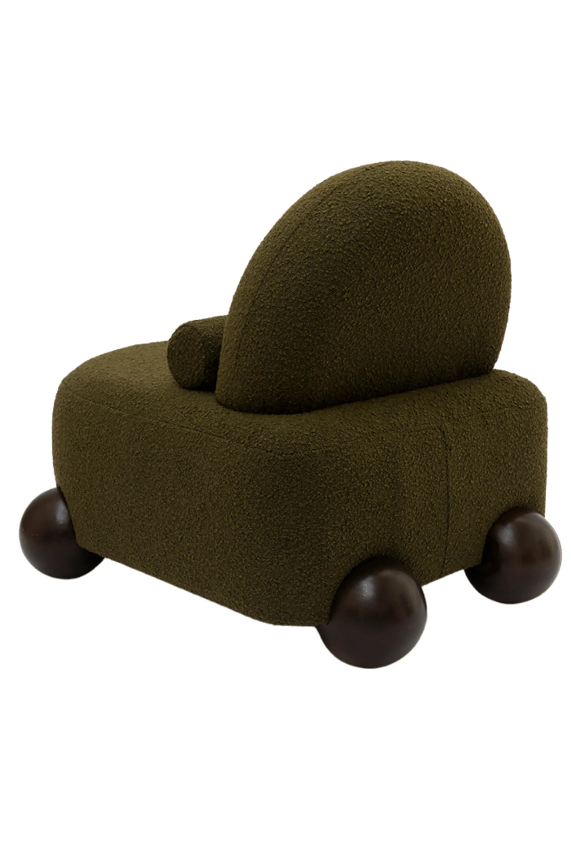  Minimalist çizgilere sahip, bouclé kumaş ve masif ahşap detaylı Lina Berjer koltuk.

