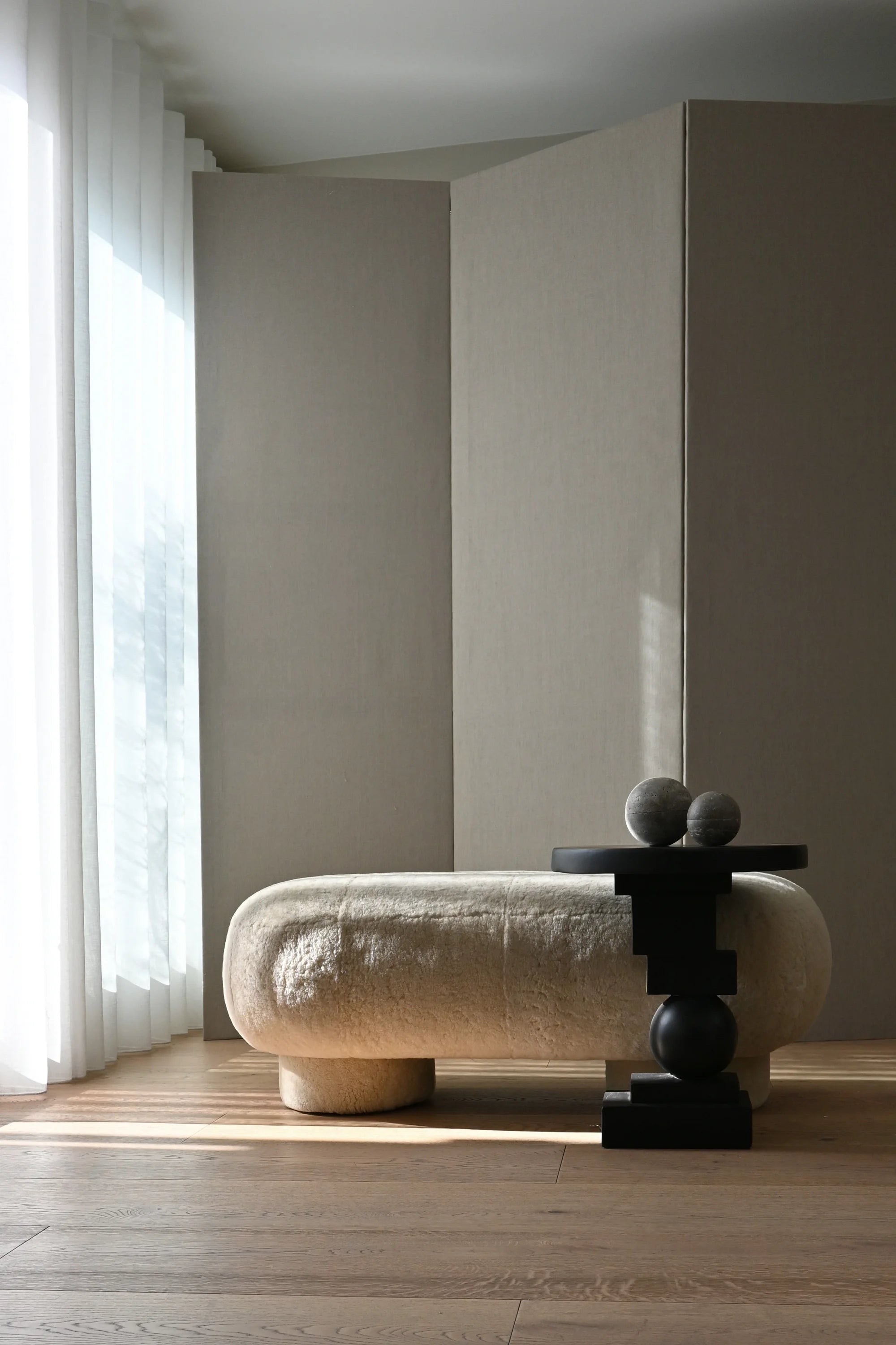 Minimalist hatlara sahip, MDF gövdeli ve mat siyah lake kaplamalı Stark Sehpa.