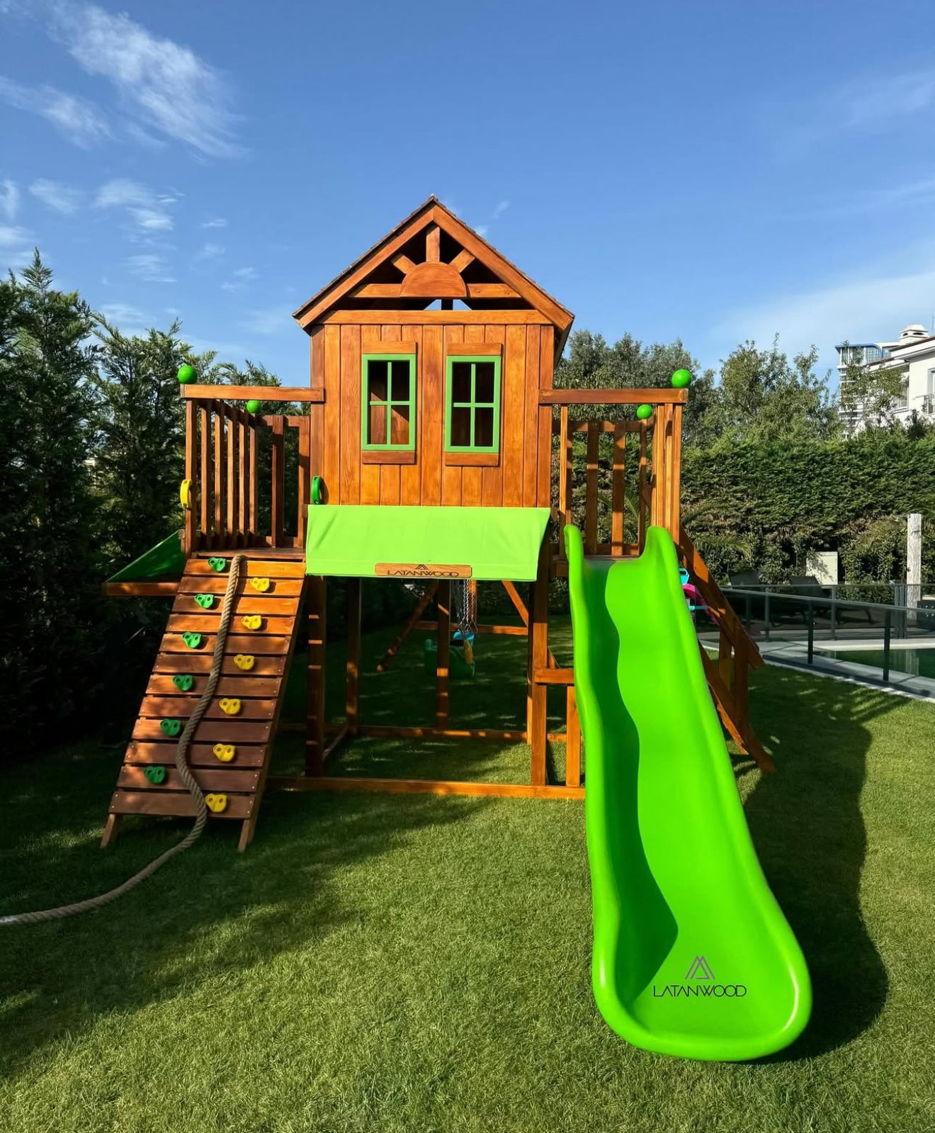 Masif ahşap çocuk parkı, yeşil spiral kaydırak ve tırmanma alanı – Latanwood