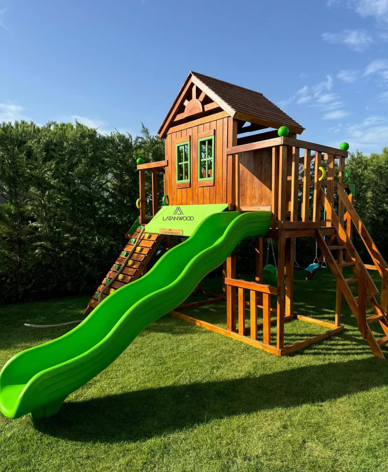 Ahşap oyun parkı, yeşil kaydırak ve tırmanma duvarı ile bahçede çocuklar için güvenli eğlence alanı – Latanwood