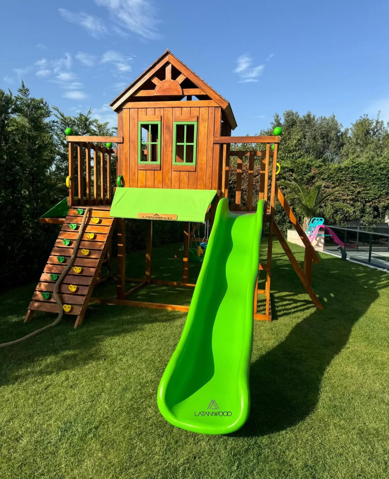 Çocuk oyun parkı, üst katlı ahşap oyun evi ve kaydıraklı bahçe alanı – Latanwood