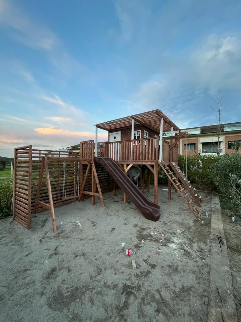 Dunkles Holzspielhaus