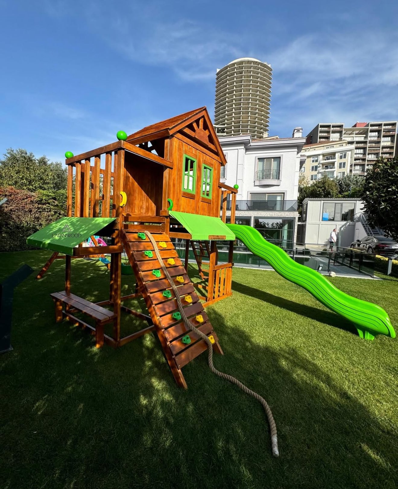 Çocuklar için bahçe oyun parkı, ahşap ve dayanıklı masif tasarım – Latanwood